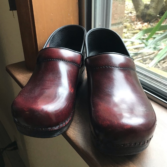 burgundy dansko clogs